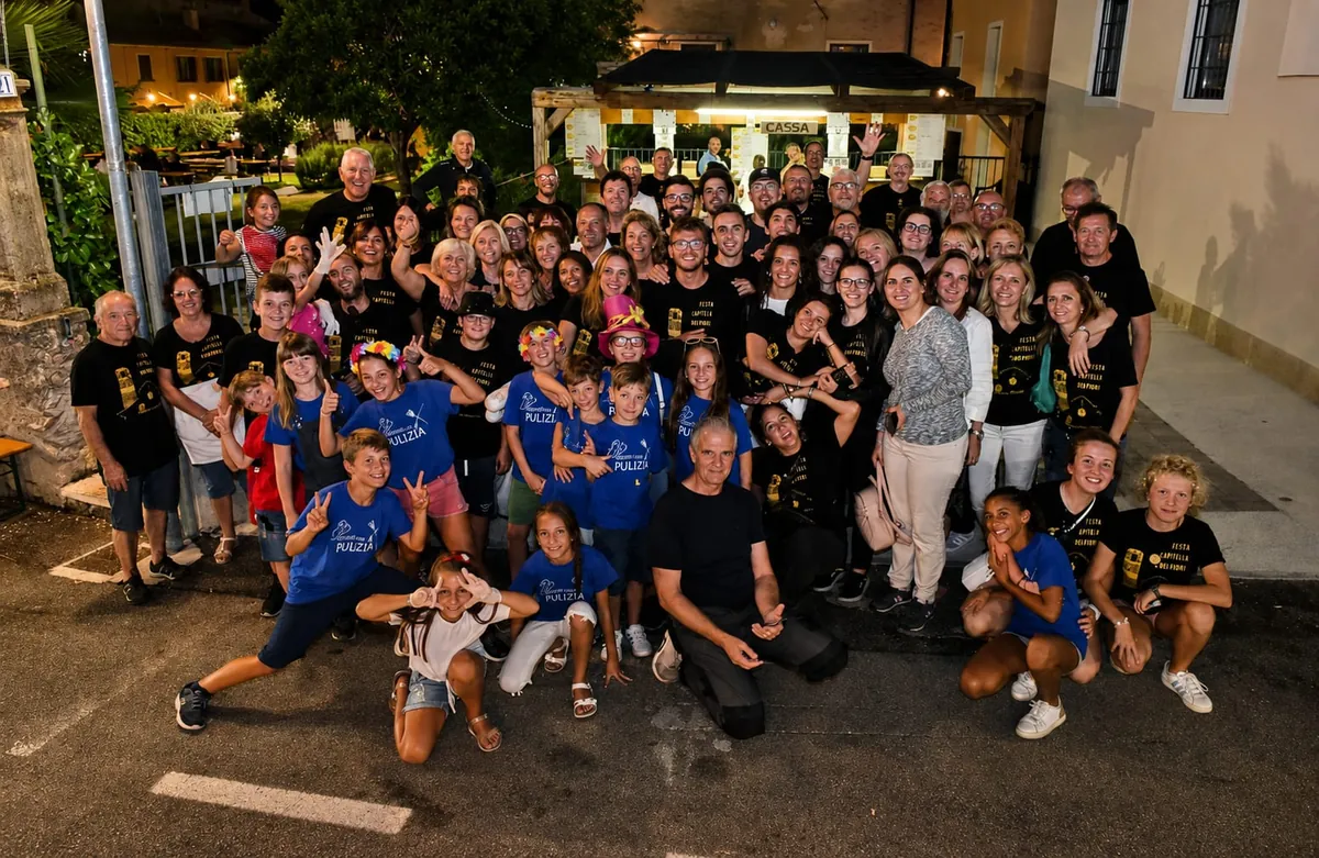 La grande famiglia dei volontari della festa, tutti insieme davanti alla cassa